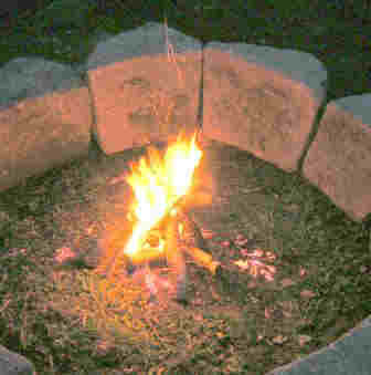 Feuer für einen Liebeszauber in einem Kreis von Natursteinen